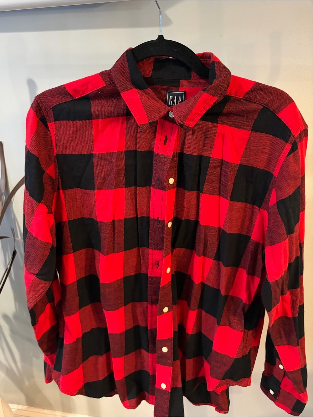 NWT ✨ GAP Red and Black Plaid Long-Sleeve Button-Down Shirt size medium